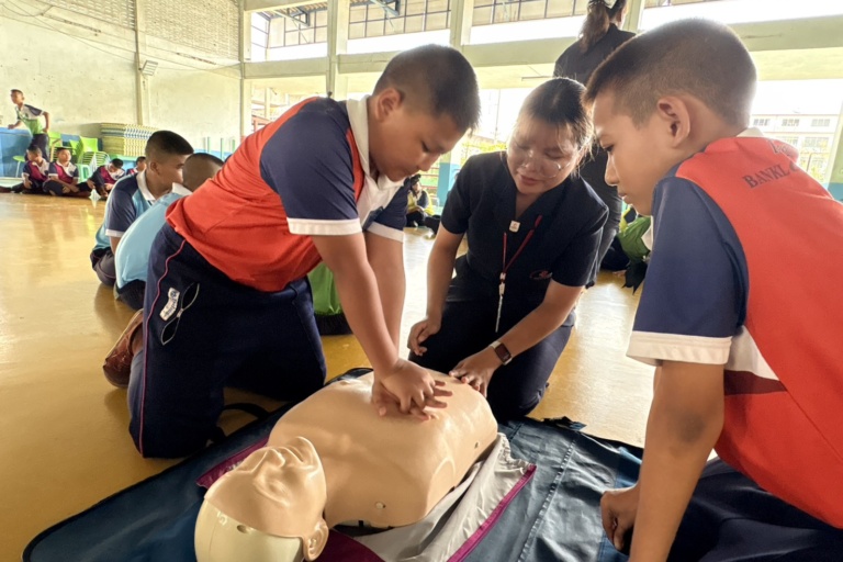 รูปภาพ นักเรียนเรียนร่วมกิจกรรมกับเจ้าหน้าที่