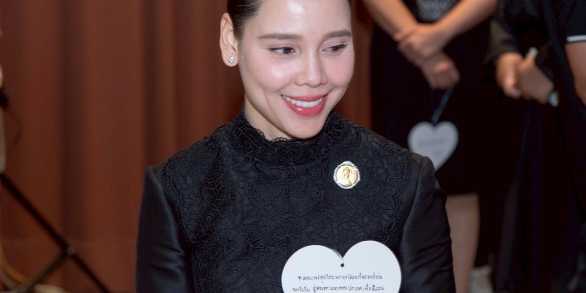 1-581312159_ รูปภาพ ผู้เข้าร่วมกิจกรรมถือกระดาษรูปหัวใจ