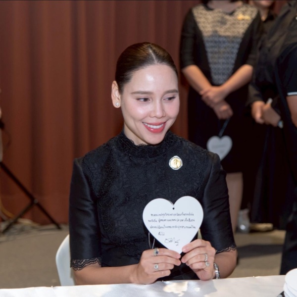 1-581312159_ รูปภาพ ผู้เข้าร่วมกิจกรรมถือกระดาษรูปหัวใจ