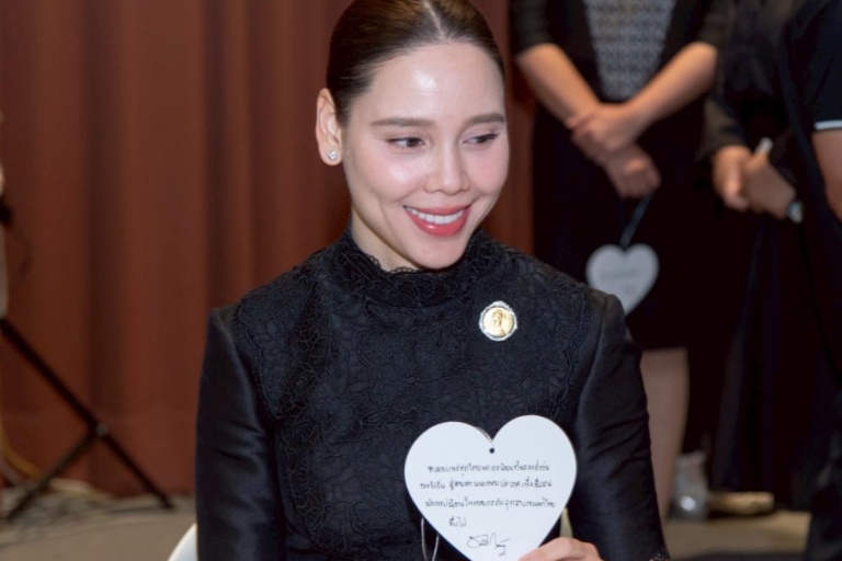 รูปภาพ ผู้เข้าร่วมกิจกรรมถือกระดาษรูปหัวใจ