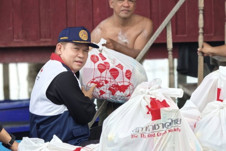 รูปภาพ เจ้าหน้าที่ส่งมอบถุงยังชีพให้กับชาวบ้านที่ประสบอุทกภัย