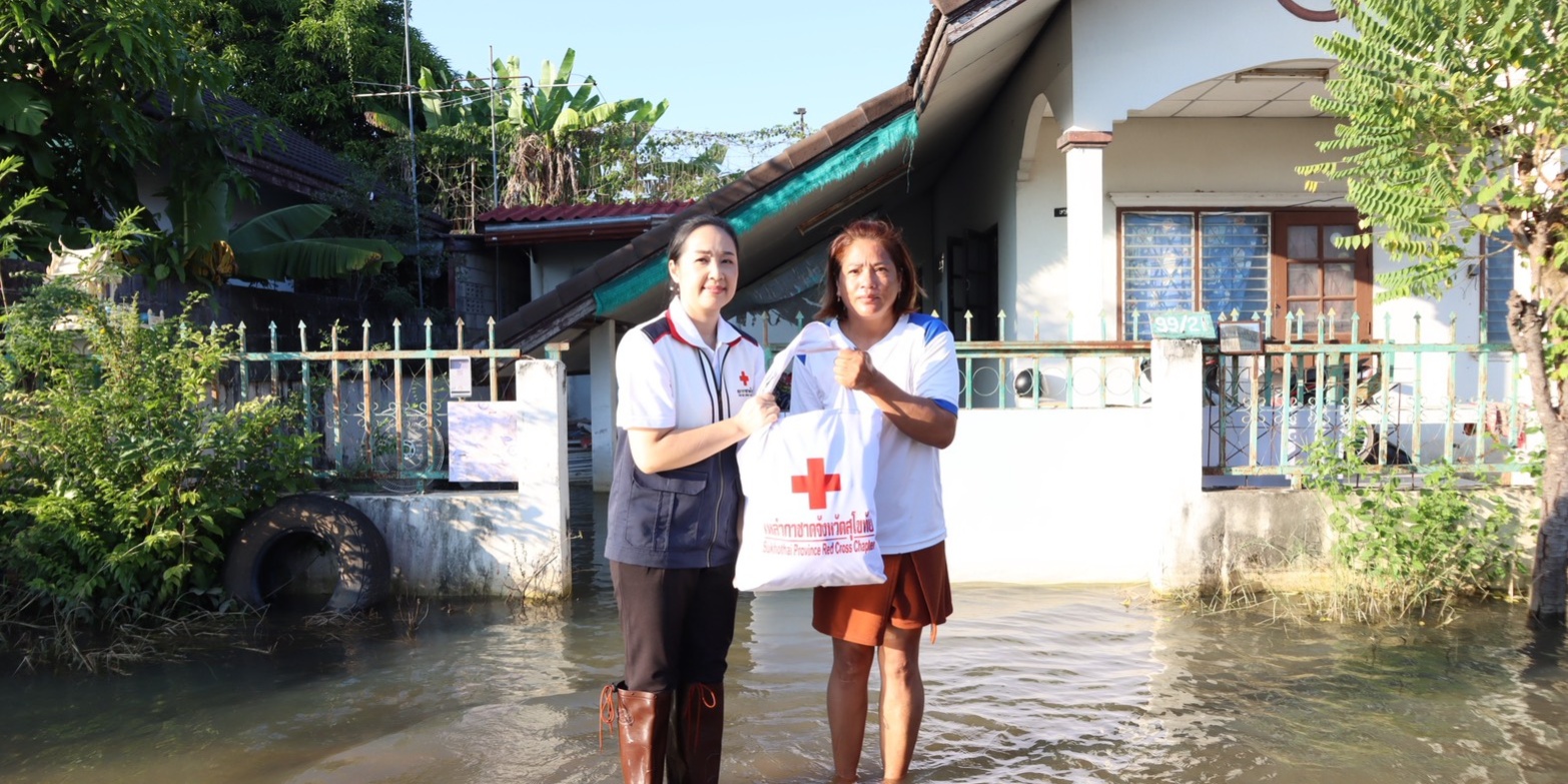 รูปภาพ เจ้าหน้าที่ส่งมอบถุงธารน้ำใจให้กับผู้ประสบภัย