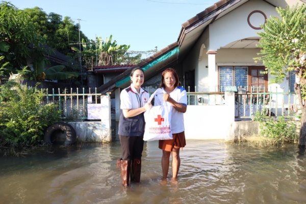 รูปภาพ เจ้าหน้าที่ส่งมอบถุงธารน้ำใจให้กับผู้ประสบภัย