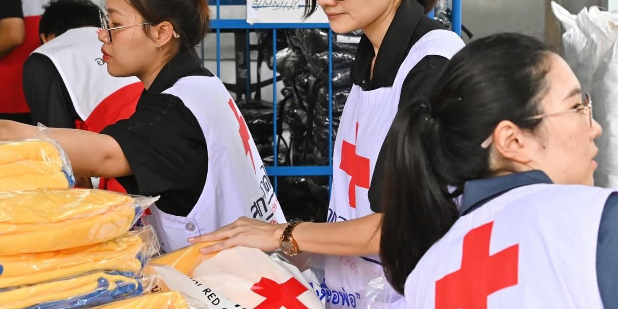 รูปภาพ เจ้าหน้าที่จัดเตรียมของเพื่อส่งมอบความอบอุ่นกับกิจกรรม หนาวนี้ทำดีเพื่อพ่อ 2569