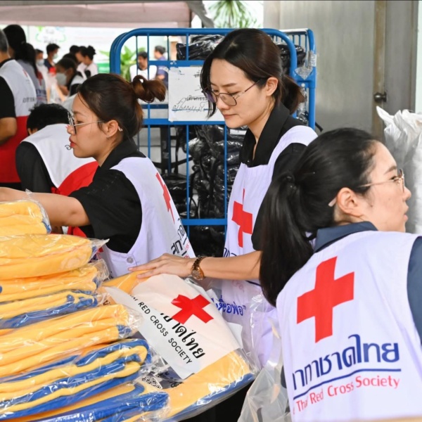 รูปภาพ เจ้าหน้าที่จัดเตรียมของเพื่อส่งมอบความอบอุ่นกับกิจกรรม หนาวนี้ทำดีเพื่อพ่อ 2569