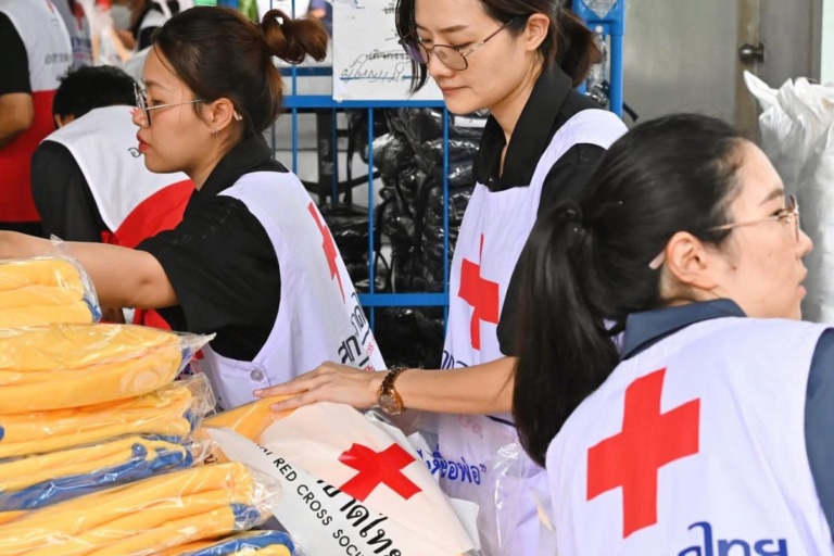 รูปภาพ เจ้าหน้าที่จัดเตรียมของเพื่อส่งมอบความอบอุ่นกับกิจกรรม หนาวนี้ทำดีเพื่อพ่อ 2569