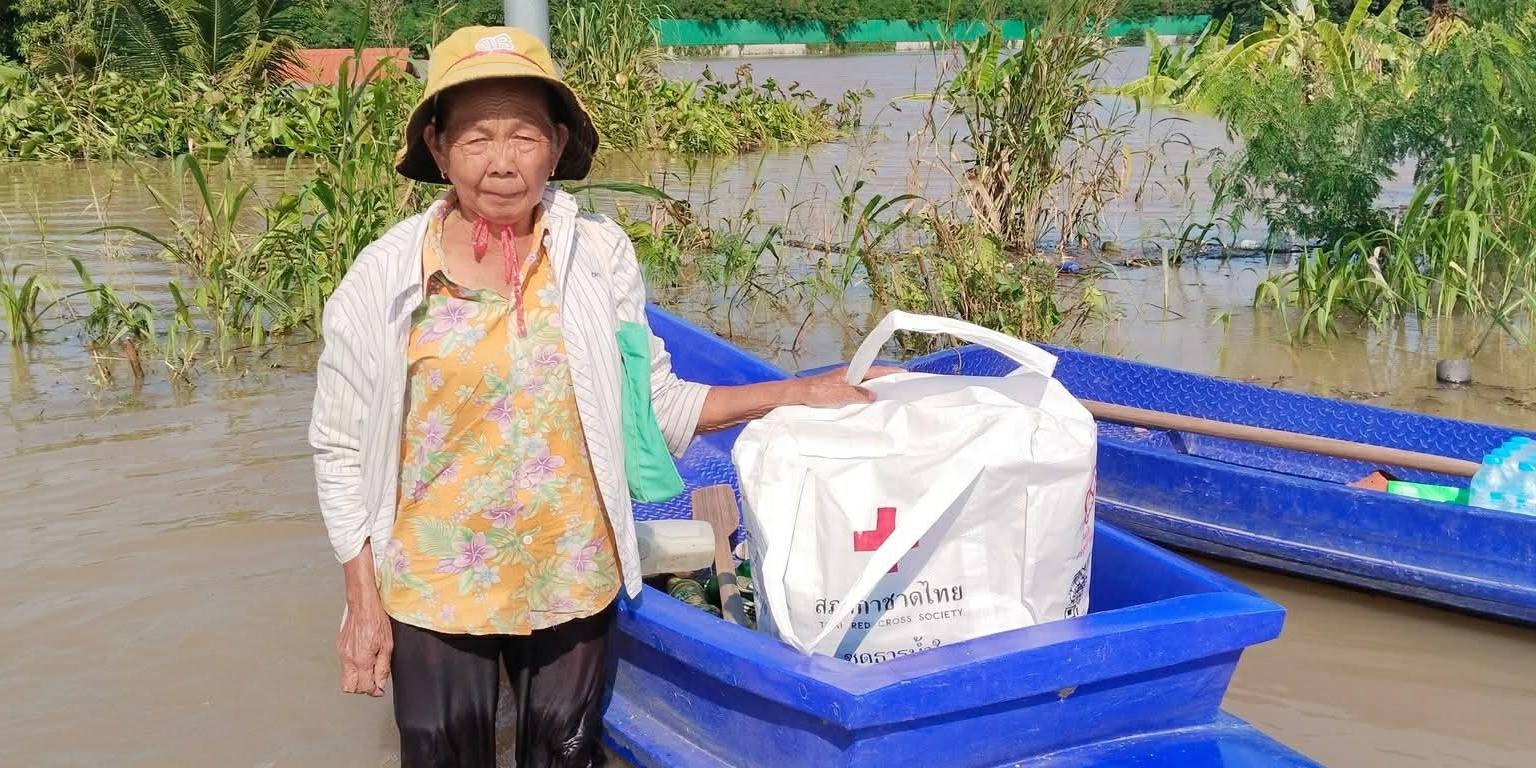 1-584258135_1283304613828092_731995 รูปภาพ ผู้ประสบภัยรับชุดธารน้ำใจสภากาชาดไทย ช่วยผู้ประสบอุทกภัย