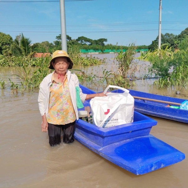 1-584258135_1283304613828092_731995 รูปภาพ ผู้ประสบภัยรับชุดธารน้ำใจสภากาชาดไทย ช่วยผู้ประสบอุทกภัย