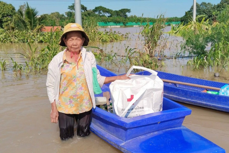 รูปภาพ ผู้ประสบภัยรับชุดธารน้ำใจสภากาชาดไทย ช่วยผู้ประสบอุทกภัย