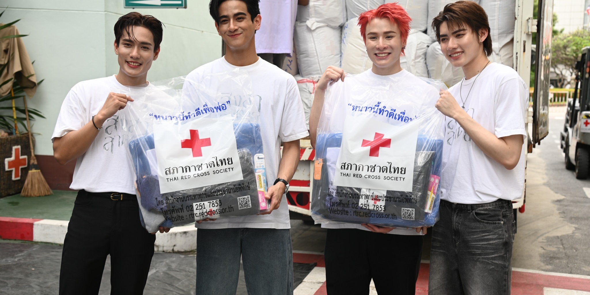 รูปภาพ อาสาสมัครถ่ายรูปคู่กับอุปกรณ์เครื่องกันหนาวในกิจกรรม หนาวนี้ทำดีเพื่อพ่อ 2569