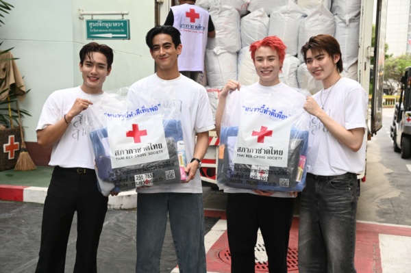 รูปภาพ อาสาสมัครถ่ายรูปคู่กับอุปกรณ์เครื่องกันหนาวในกิจกรรม หนาวนี้ทำดีเพื่อพ่อ 2569