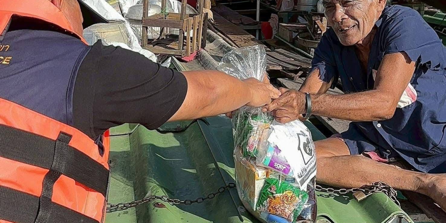 1-584558267_1282925027199384 รูปภาพ เจ้าหน้าที่มอบถุงยังชีพกับผู้ประสบภัย