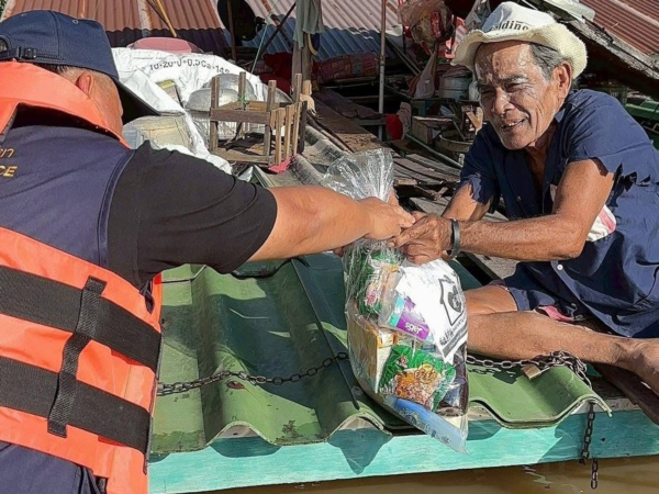 1-584558267_1282925027199384 รูปภาพ เจ้าหน้าที่มอบถุงยังชีพกับผู้ประสบภัย