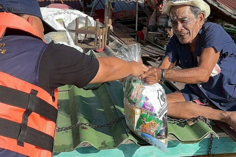 รูปภาพ เจ้าหน้าที่มอบถุงยังชีพกับผู้ประสบภัย