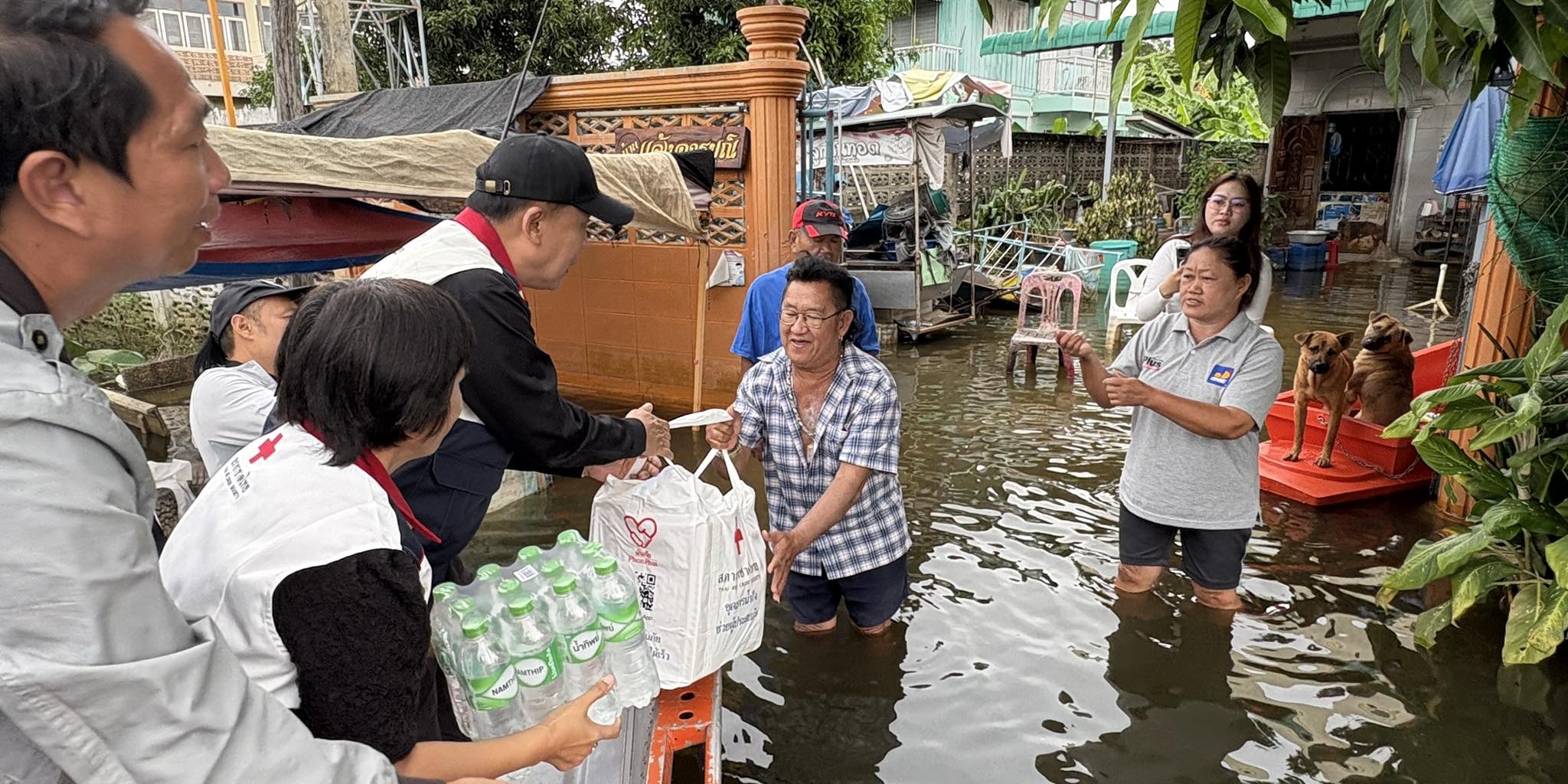 รูปภาพ เจ้าหน้าที่มอบชุดธารน้ำใจให้กับผู้ประสบภัย