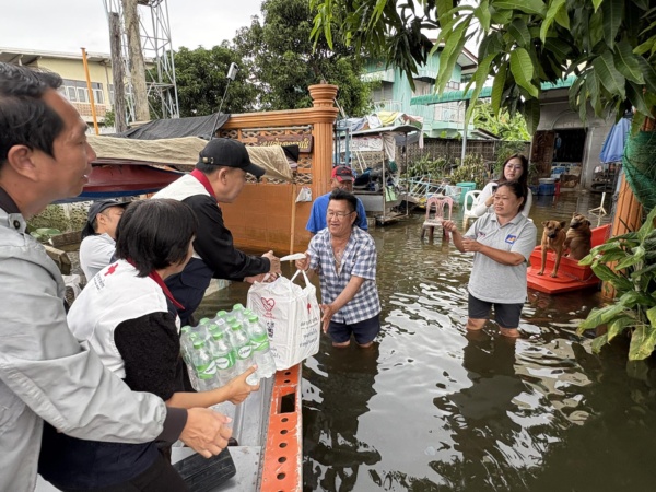 รูปภาพ เจ้าหน้าที่มอบชุดธารน้ำใจให้กับผู้ประสบภัย
