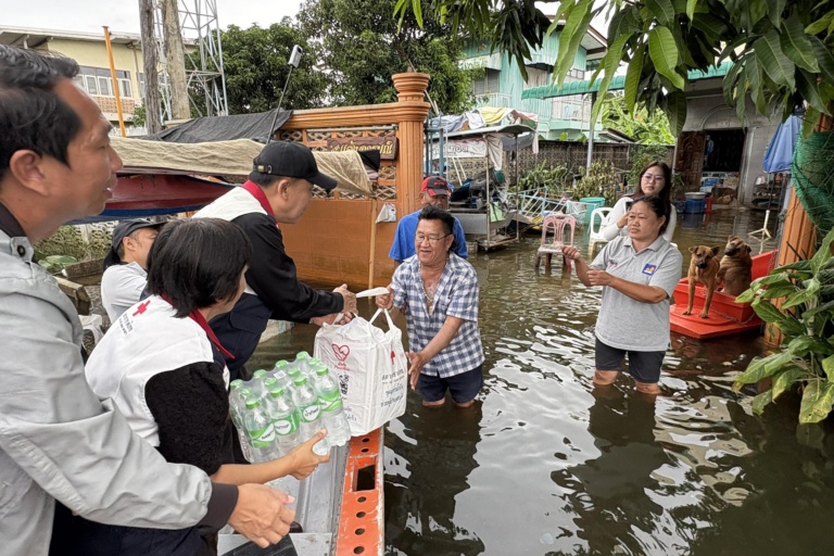 รูปภาพ เจ้าหน้าที่มอบชุดธารน้ำใจให้กับผู้ประสบภัย