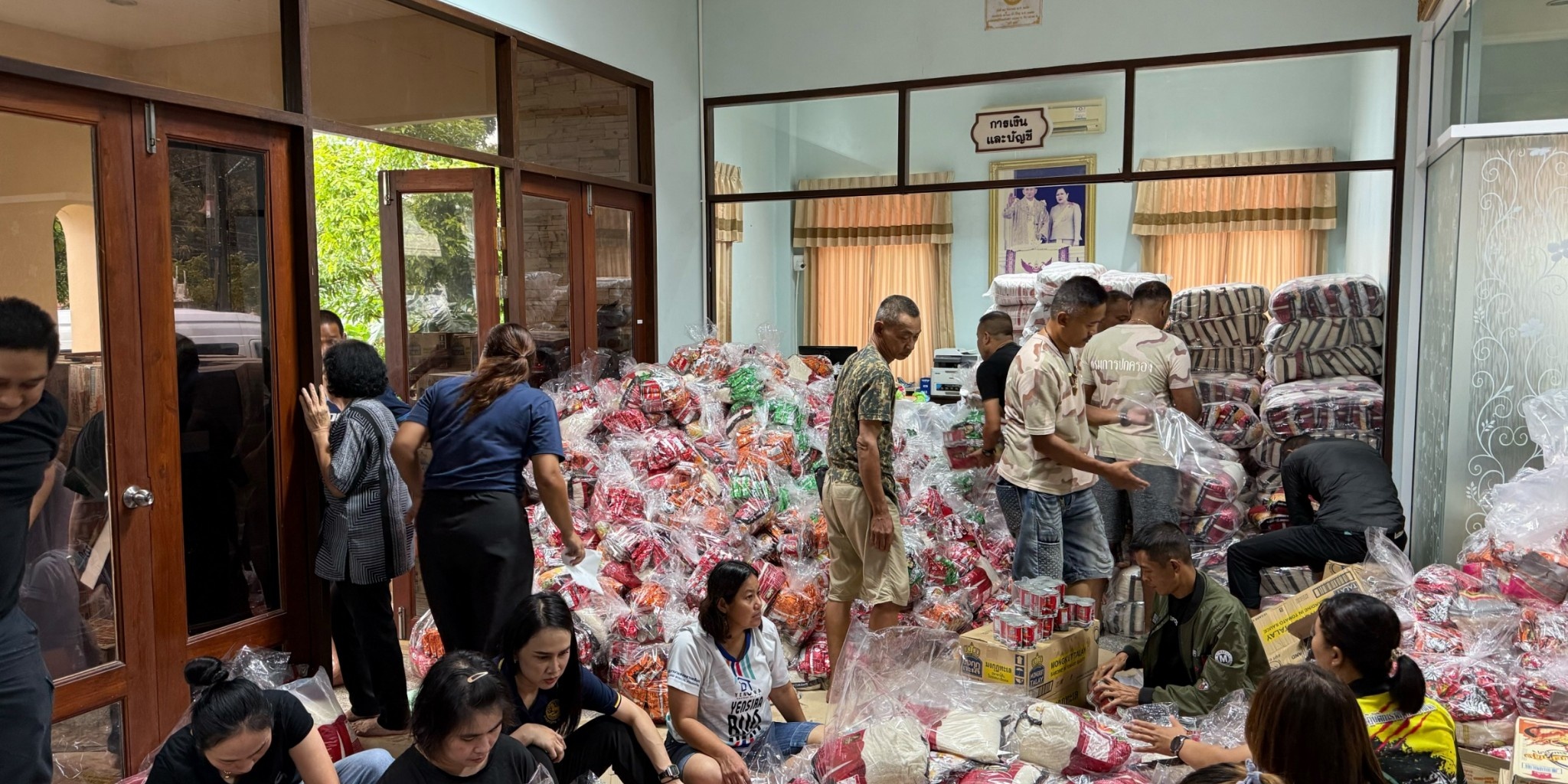 รูปภาพ เจ้าหน้าที่ร่วมกันแพ็คถุงยังชีพ