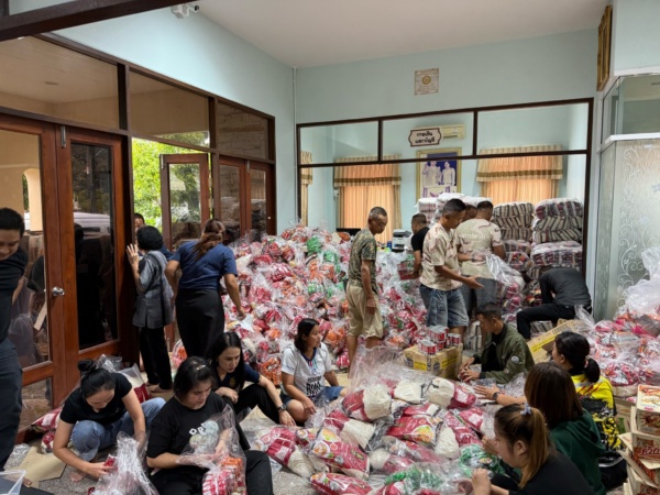 รูปภาพ เจ้าหน้าที่ร่วมกันแพ็คถุงยังชีพ
