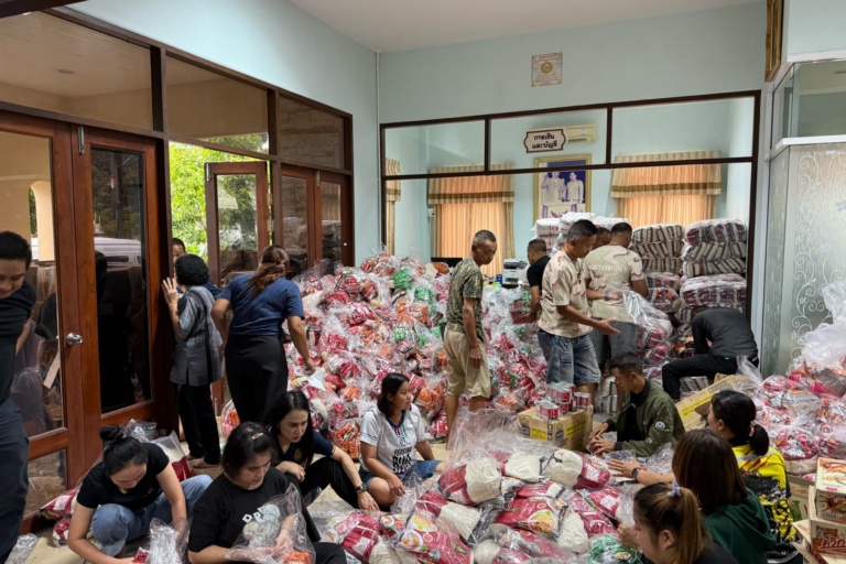 รูปภาพ เจ้าหน้าที่ร่วมกันแพ็คถุงยังชีพ