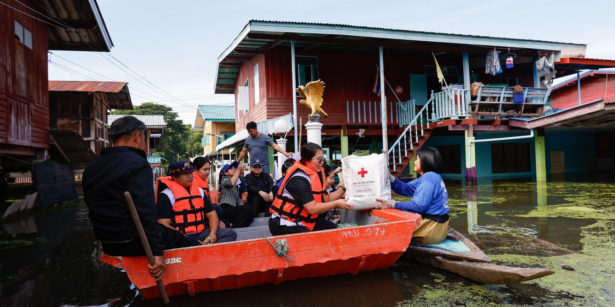 รูปภาพ เจ้าหน้าที่มอบชุดธารน้ำใจให้กับผู้ประสบภัยน้ำท่วม