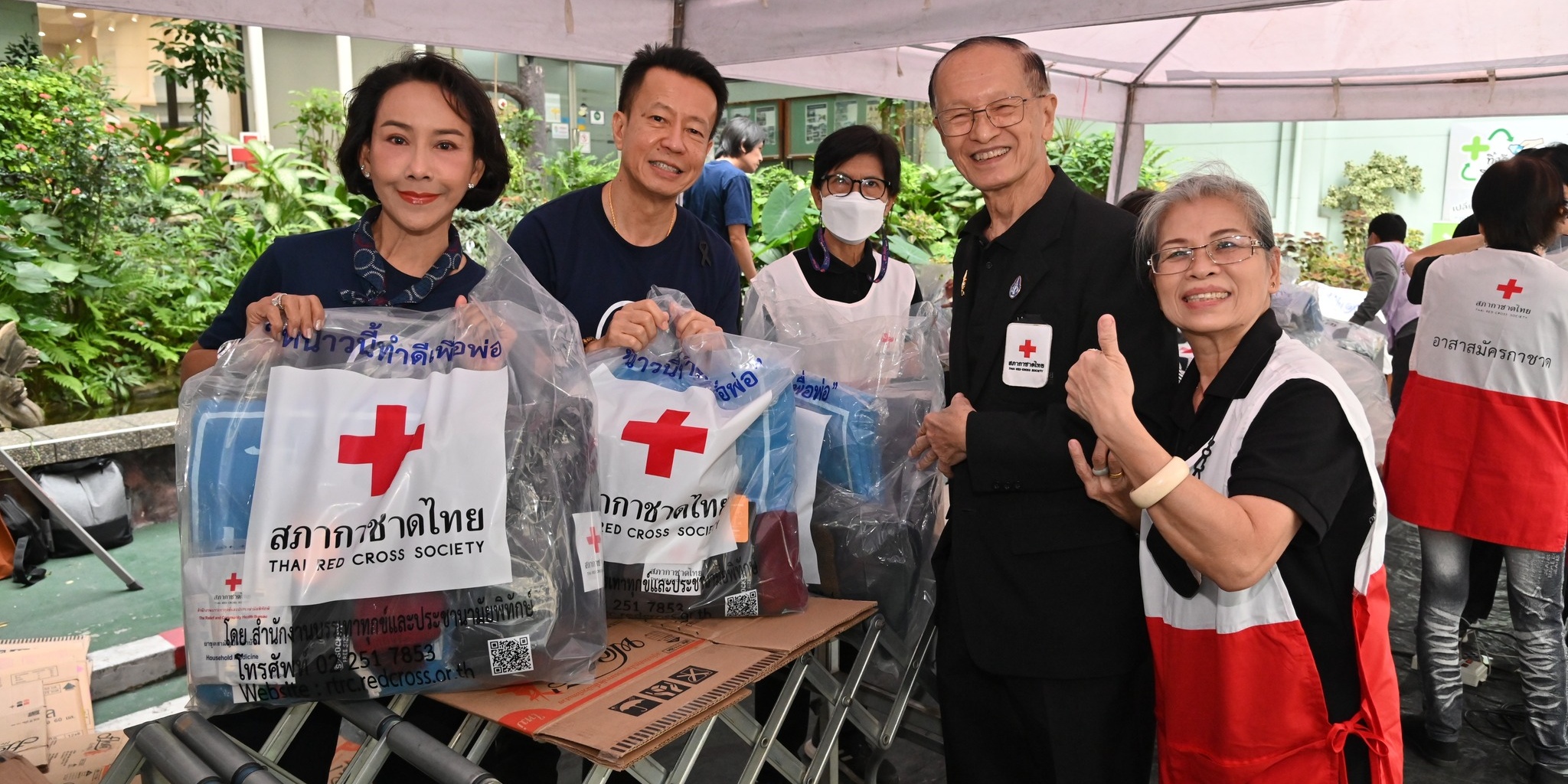 รูปภาพ เจ้าหน้าที่ ผู้บริหาร และอาสาสมัคร ถ่ายรูปร่วมกัน