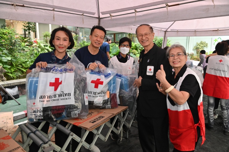 รูปภาพ เจ้าหน้าที่ ผู้บริหาร และอาสาสมัคร ถ่ายรูปร่วมกัน