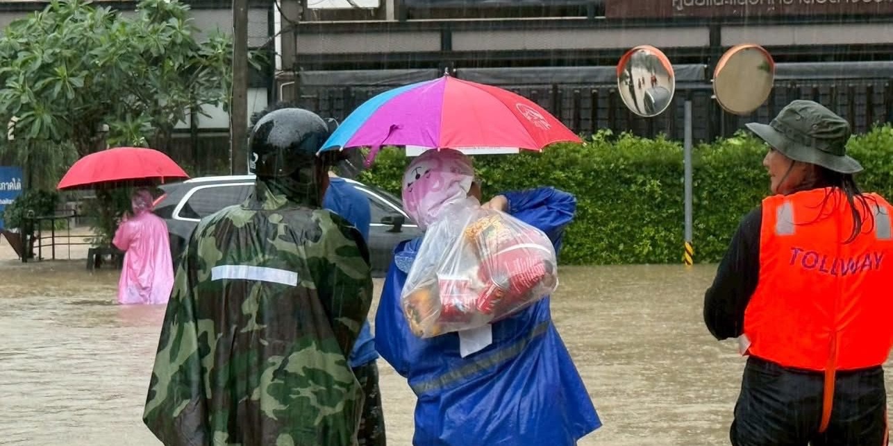 รูปภาพ เจ้าหน้าที่และผู้ประสบภัยกำลังเดินทาง