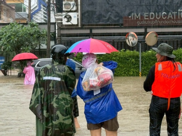 รูปภาพ เจ้าหน้าที่และผู้ประสบภัยกำลังเดินทาง