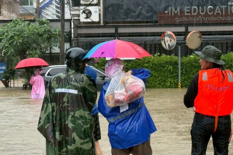 1-586576374 รูปภาพ เจ้าหน้าที่และผู้ประสบภัยกำลังเดินทาง