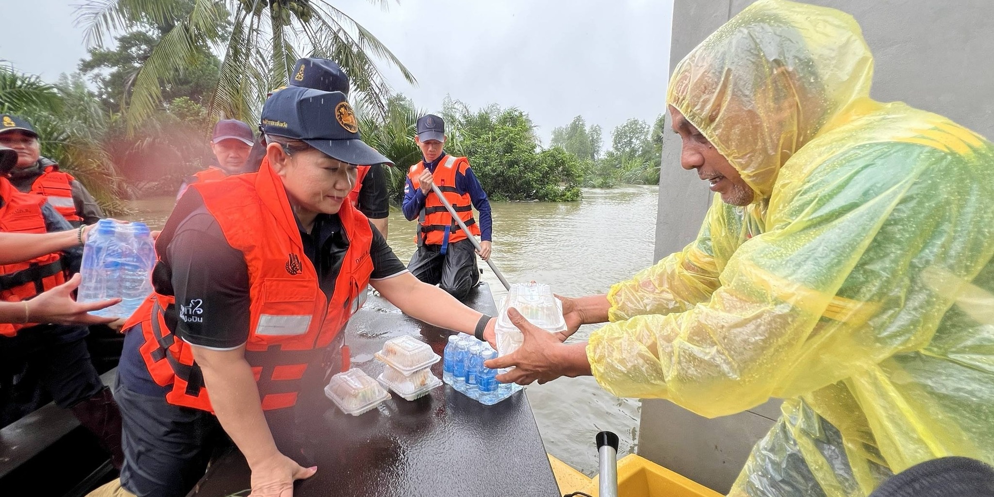 รูปภาพ เจ้าหน้าที่มอบข้าวกล่องและน้ำดื่มให้กับผู้ประสบภัย