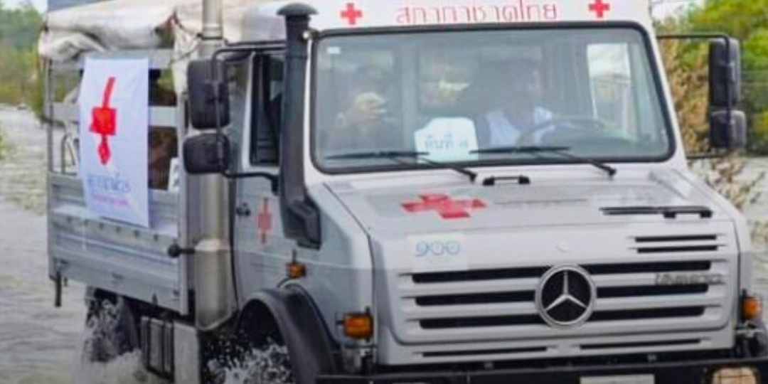 1-587849842 รูปภาพ รถระนาบสูง (Unimog) ร่วมปฎิบัติงานช่วยเหลือผู้ประสบภัยน้ำท่วม