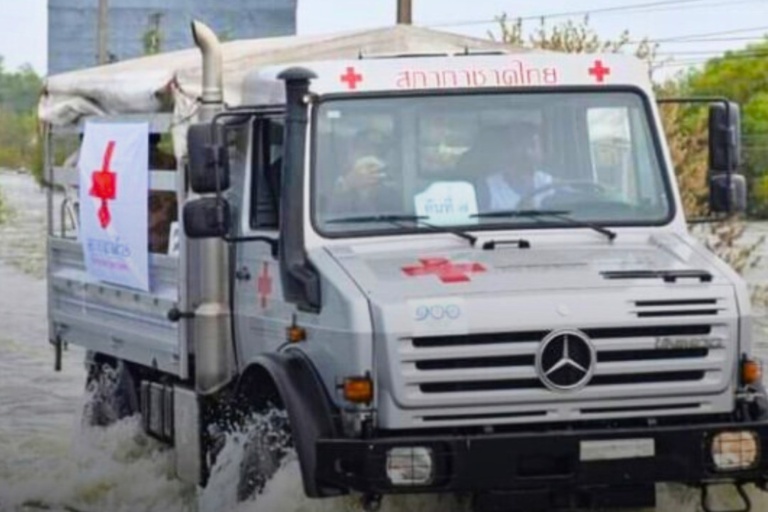 รูปภาพ รถระนาบสูง (Unimog) ร่วมปฎิบัติงานช่วยเหลือผู้ประสบภัยน้ำท่วม