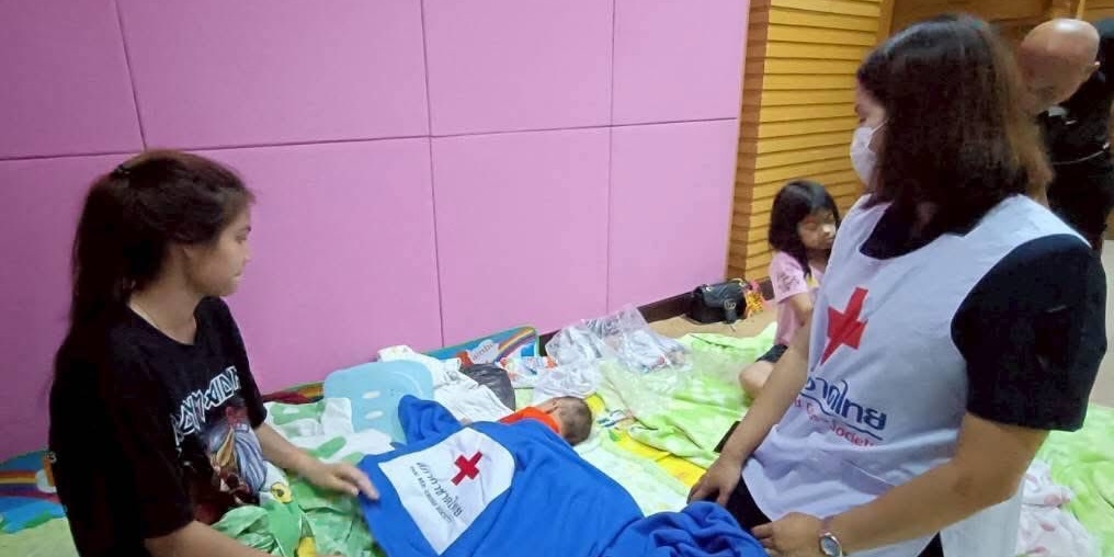 รูปภาพ เจ้าหน้าที่และผู้ประสบอุทกภัยดูแลเด็กทารก