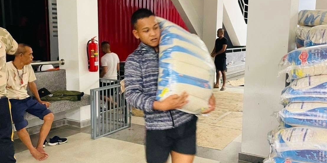 รูปภาพ เจ้าหน้าที่จัดเตรียมของส่งมอบให้กับผู้ประสบภัย