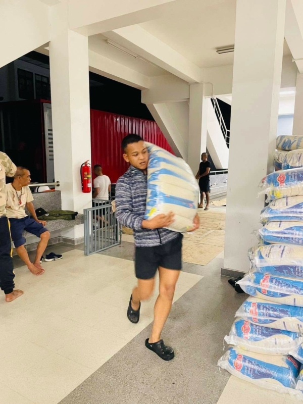 รูปภาพ เจ้าหน้าที่จัดเตรียมของส่งมอบให้กับผู้ประสบภัย