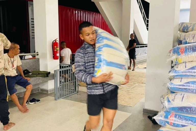 1-588518141_1289932963165 รูปภาพ เจ้าหน้าที่จัดเตรียมของส่งมอบให้กับผู้ประสบภัย