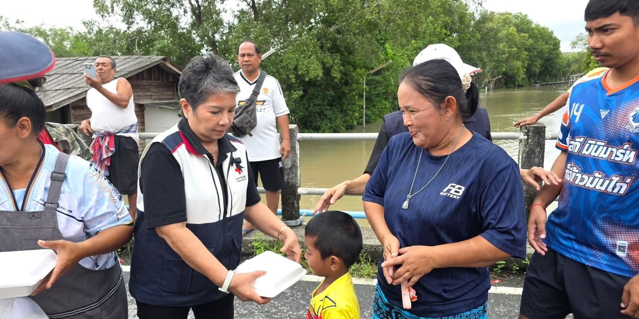 รูปภาพ เจ้าหน้าที่มอบอาหารให้แก่ประชาชน