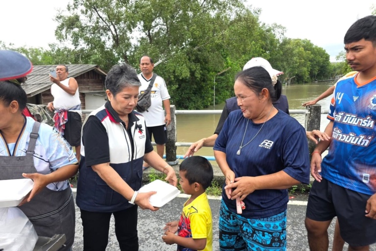 รูปภาพ เจ้าหน้าที่มอบอาหารให้แก่ประชาชน