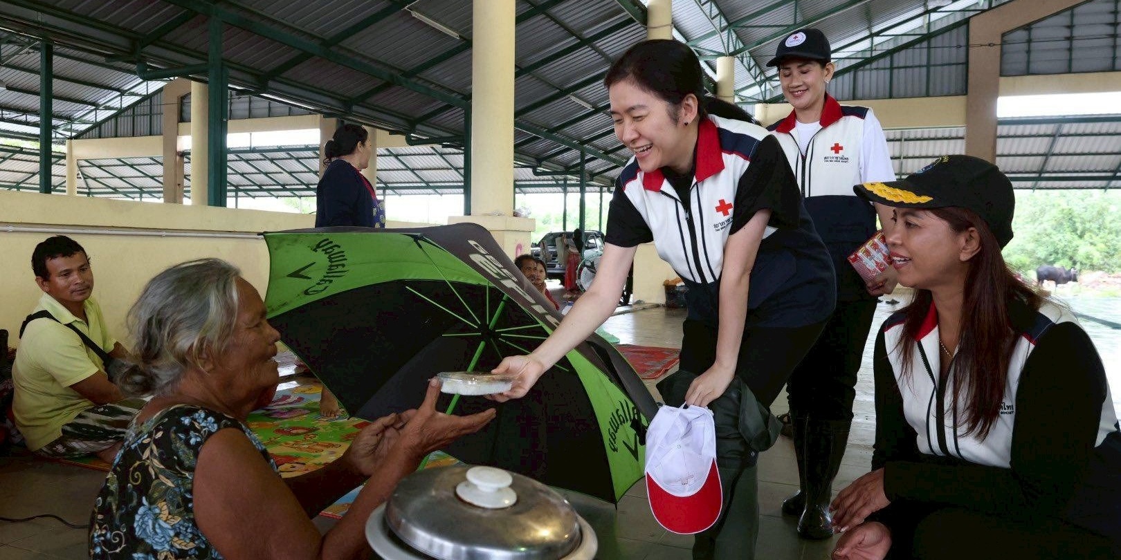 รูปภาพ เจ้าหน้าที่มอบอาหารให้แก่ประชาชน