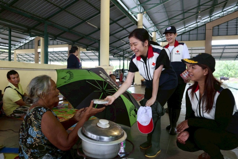 รูปภาพ เจ้าหน้าที่มอบอาหารให้แก่ประชาชน