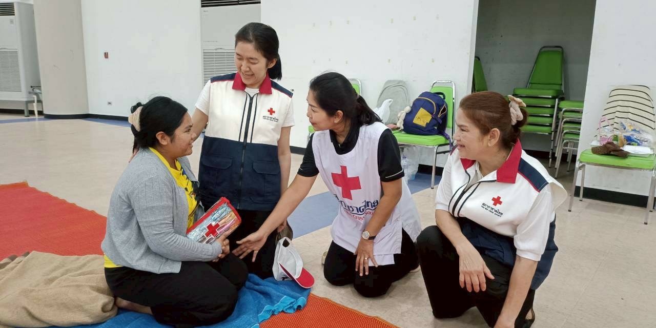 รูปภาพ เจ้าหน้าที่ร่วมเยี่ยมให้กำลังใจผู้อพยพ พร้อมทั้งมอบชุดอาหาร