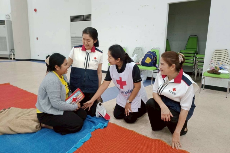 รูปภาพ เจ้าหน้าที่ร่วมเยี่ยมให้กำลังใจผู้อพยพ พร้อมทั้งมอบชุดอาหาร