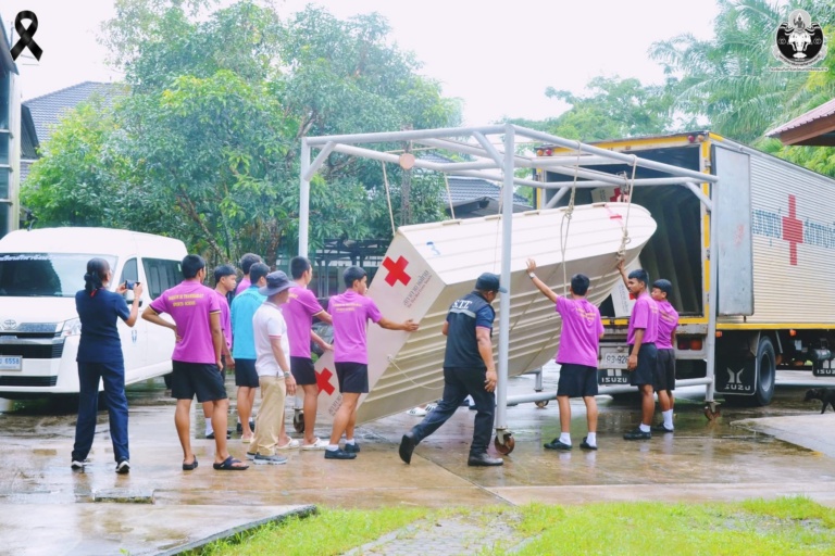 รูปภาพ เจ้าหน้าที่และนักเรียนเคลื่อนย้ายเรือท้องแบนขึ้นรถบรรทุก