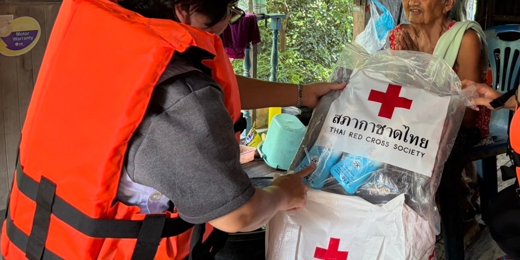 รูปภาพเจ้าหน้าที่มอบสิ่งของให้กับชาวบ้าน