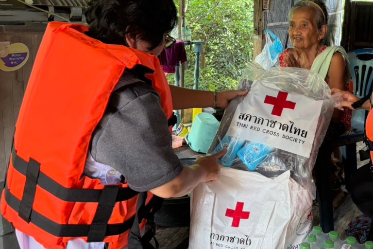รูปภาพเจ้าหน้าที่มอบสิ่งของให้กับชาวบ้าน