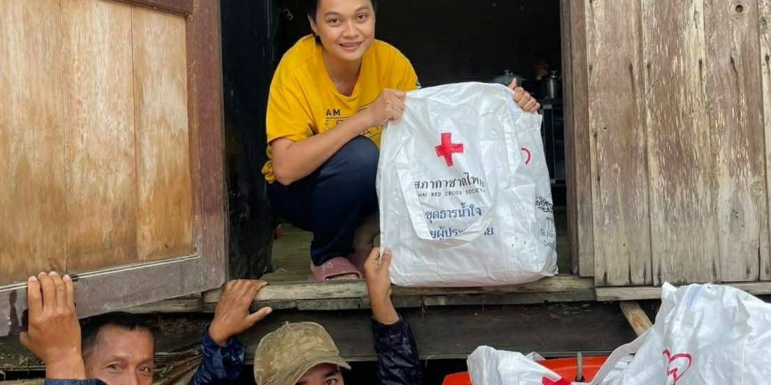 รูปภาพ เจ้าหน้าที่นำสิ่งของให้กับผู้ประสบภัย