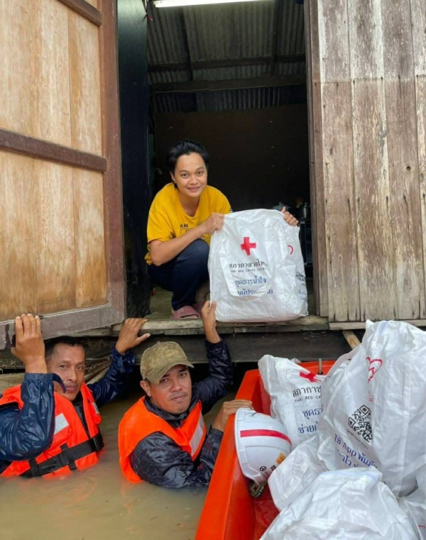 รูปภาพ เจ้าหน้าที่นำสิ่งของให้กับผู้ประสบภัย
