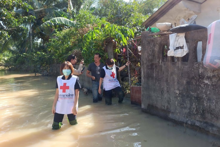 รูปภาพ เจ้าหน้าที่ลงพื้นที่บ้านผู้ประสบภัย