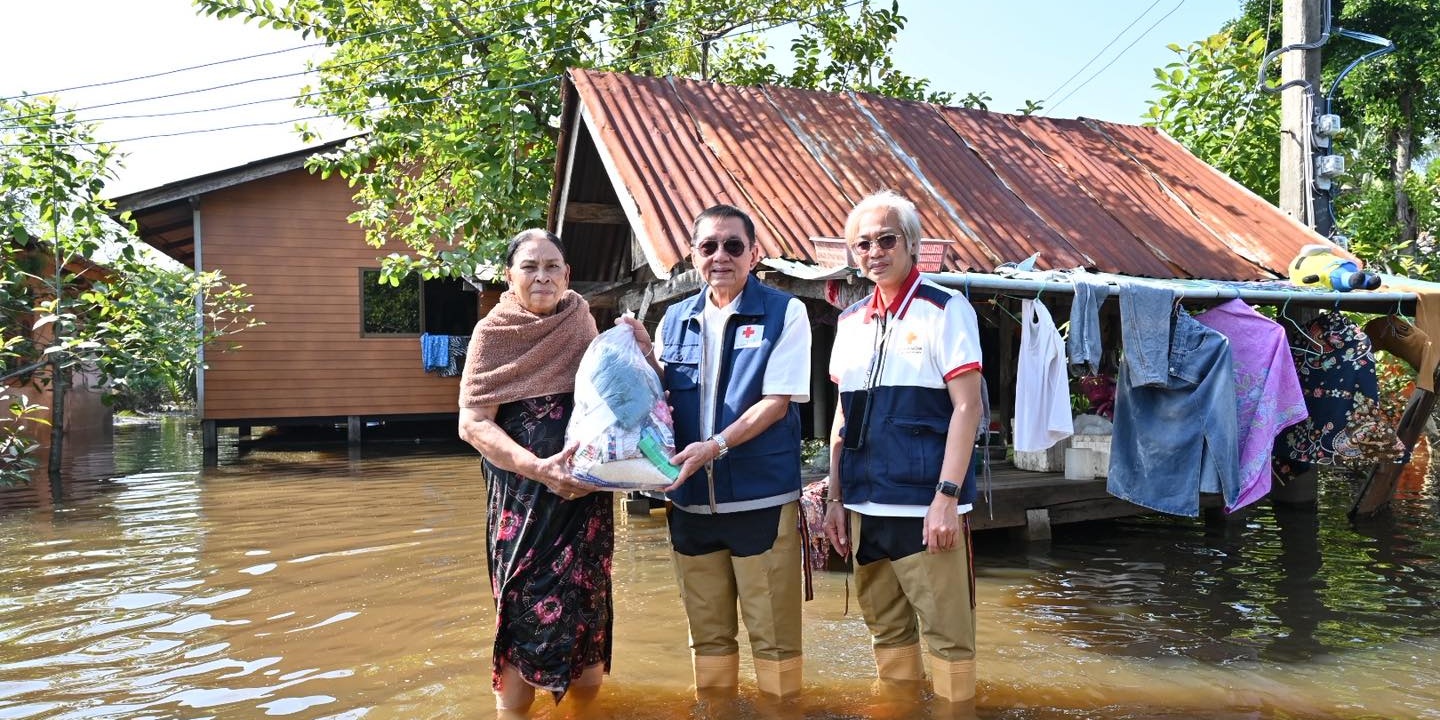 รูปภาพ เจ้าหน้าที่มอบถุงยังชีพกับผู้ประสบอุทกภัย